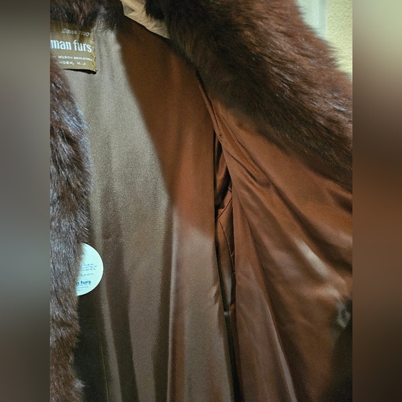 Luxurious Mahogany Mink Fur Coat with Crystal Fox Trim - Picture 4 of 7